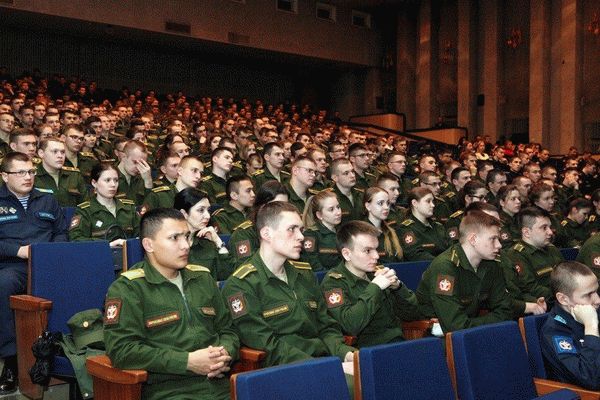 Курсанты ВМА в актовом зале