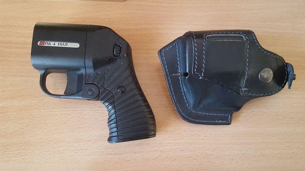 Травматический пистолет с кобурой