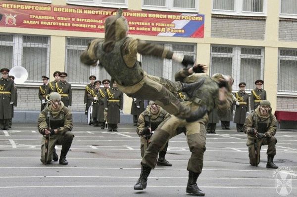 Тренировки по рукопашному бою в Военном Институте Физической Культуры