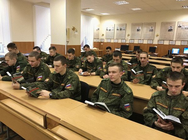 курсанты ВИТУ в читальном зале