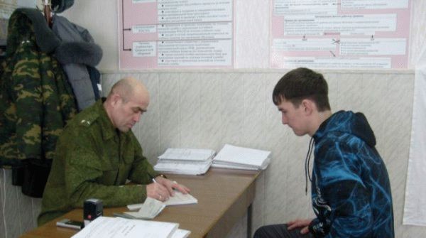 Призывник в военкомате