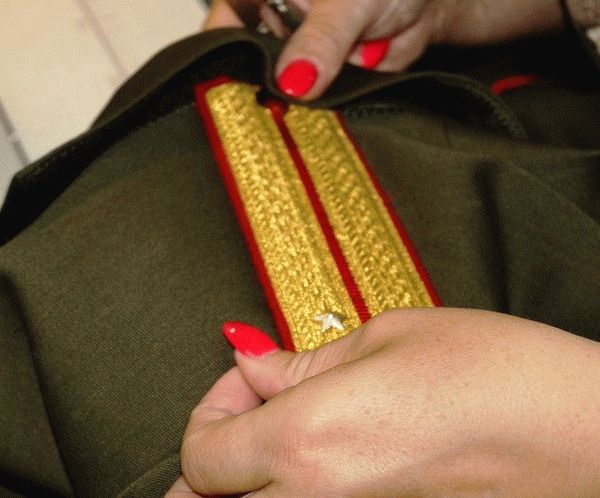 Различные способы крепления погон к форме