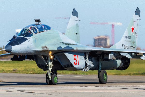 Российский истребитель на взлетном поле