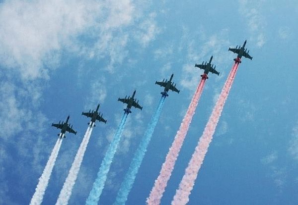 Создание триколора военными истребителями