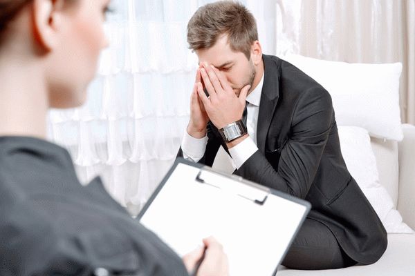 мужчина на приеме у психиатра/психолога