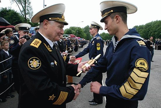 Во флоте погоны вручаются вместе с кортиком