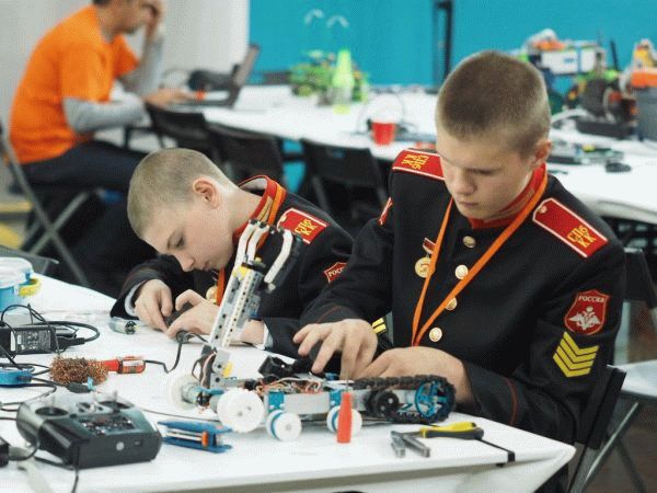 Кадеты занимаются робототехникой