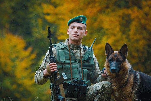 Пограничник с собакой