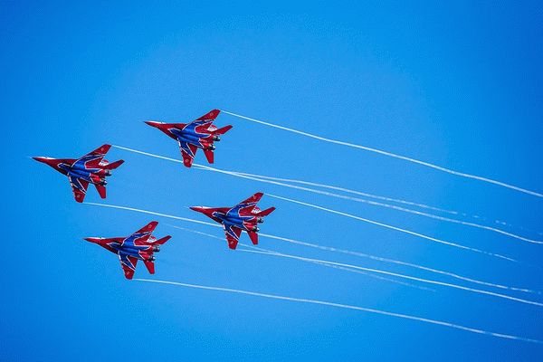 Авиашоу на военно-патриотической акции Служба по контракту в Волгограде