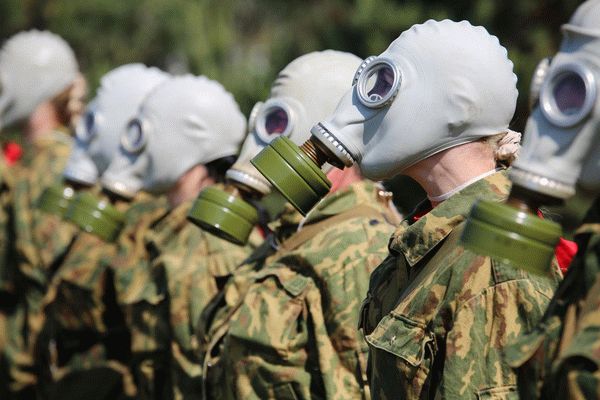 Бойцы в противогазах