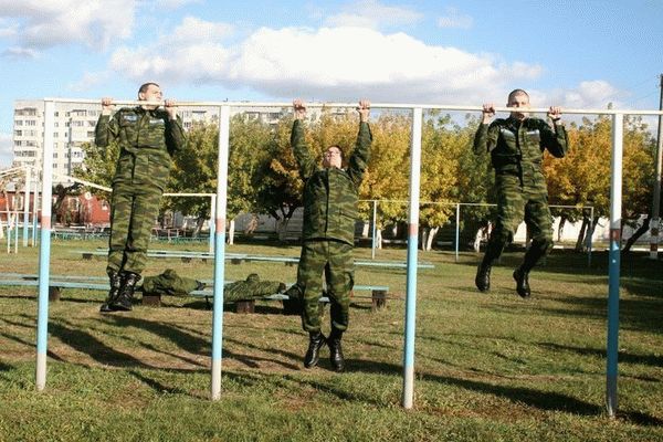 Военнослужащие сдают ФИЗО