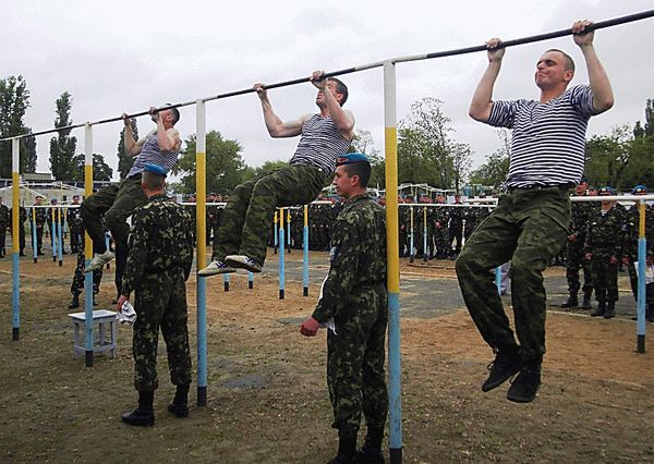 Солдаты подтягиваются