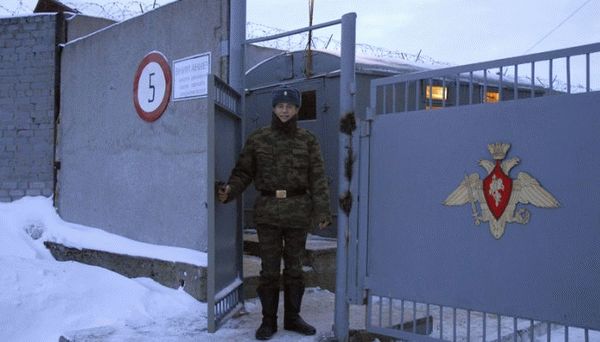 Открывает ворота