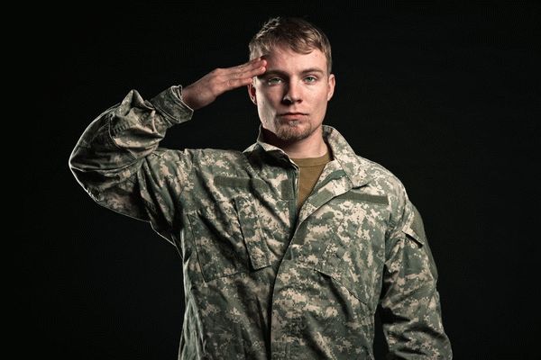 солдат отдает честь