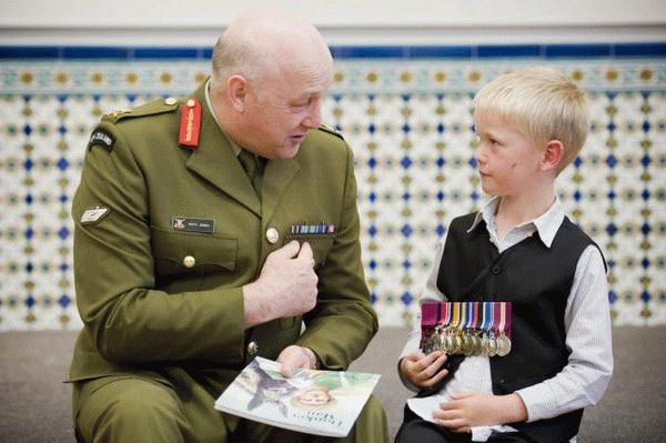 на какой стороне пиджака носят медали