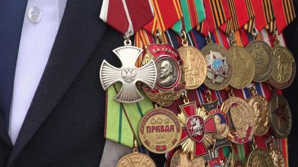 на какой стороне груди носят медали