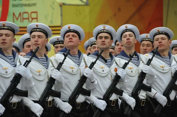 Служащие ВМФ на параде