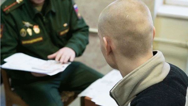 Мужчина в военкомате