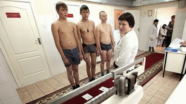 Взвешивание призывников в военкомате