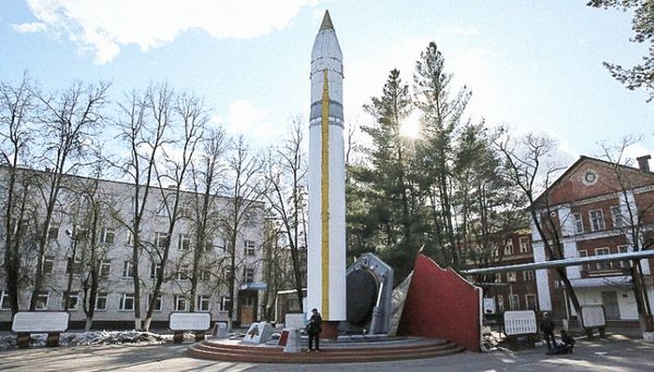 Памятник на территории ВУЗа